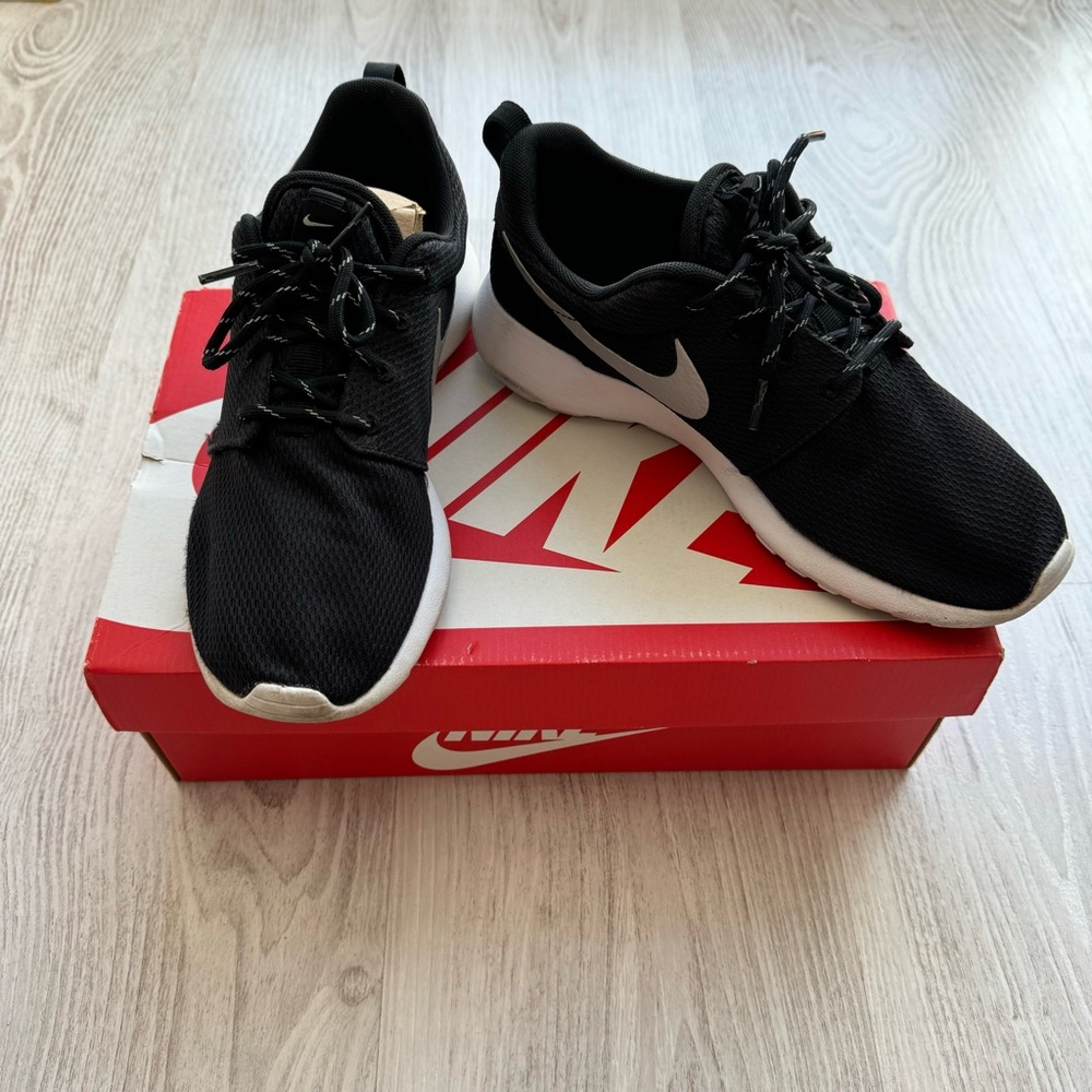 Nike Roshe One women’s black white running training shoe in box size 8